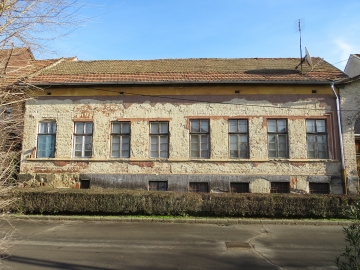 Pacsirta u. 44.