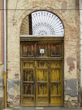 Pacsirta u. 44.