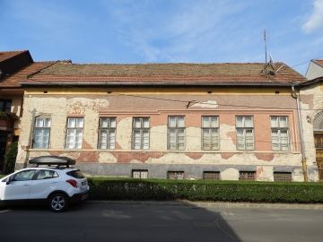 Pacsirta u. 44.