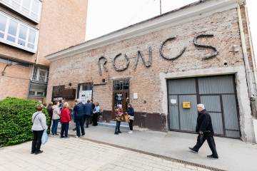 Csapó u. 27. értékeit bemutató tablók a kirakatban