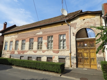 Pacsirta u. 44.